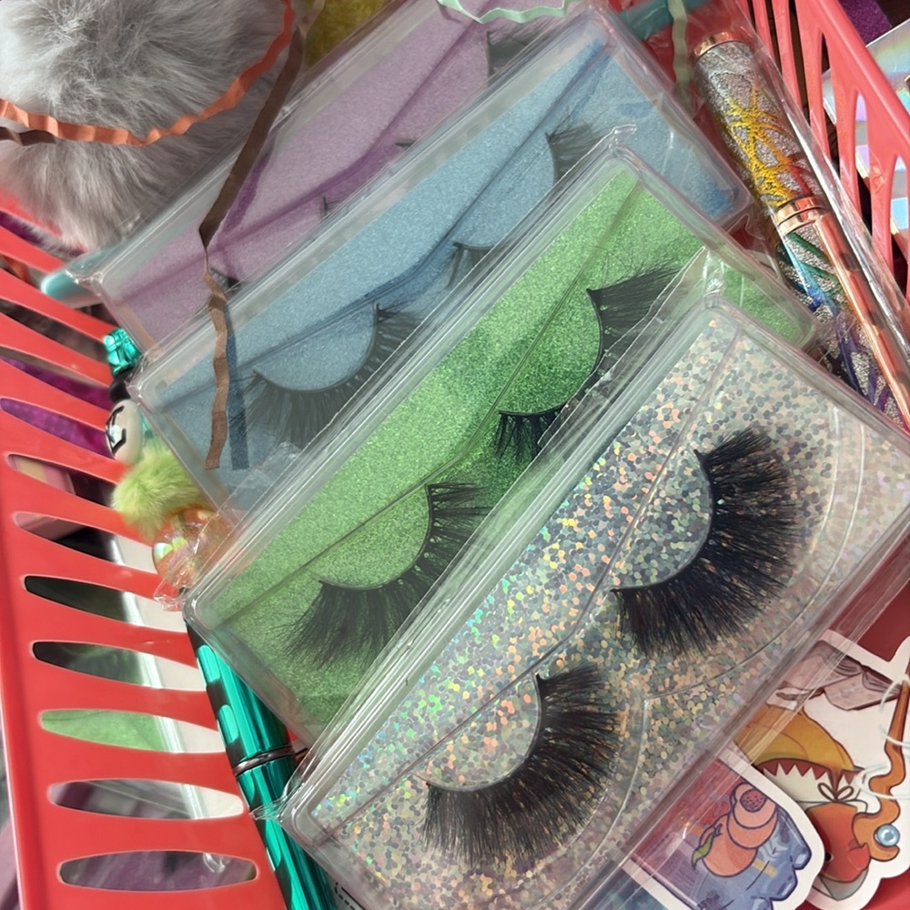 Eyelash Bundle 4 Sets of Lashes & Goodies - Picture 4 of 7